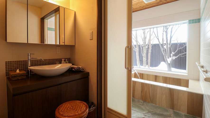 #貸切風呂　当館には２つお風呂がございます。こちらは木のぬくもりを感じる内湯のみの浴室です。