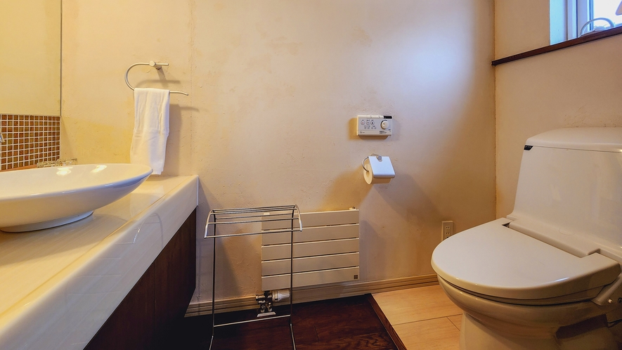 #和モダンツインルーム縁-enishi- 　広々としたトイレ・洗面所スペース。