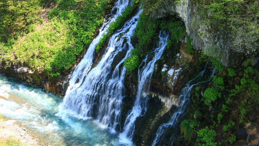 #自然岩の間から滲み出た地下水が流れ落ちる白ひげの滝