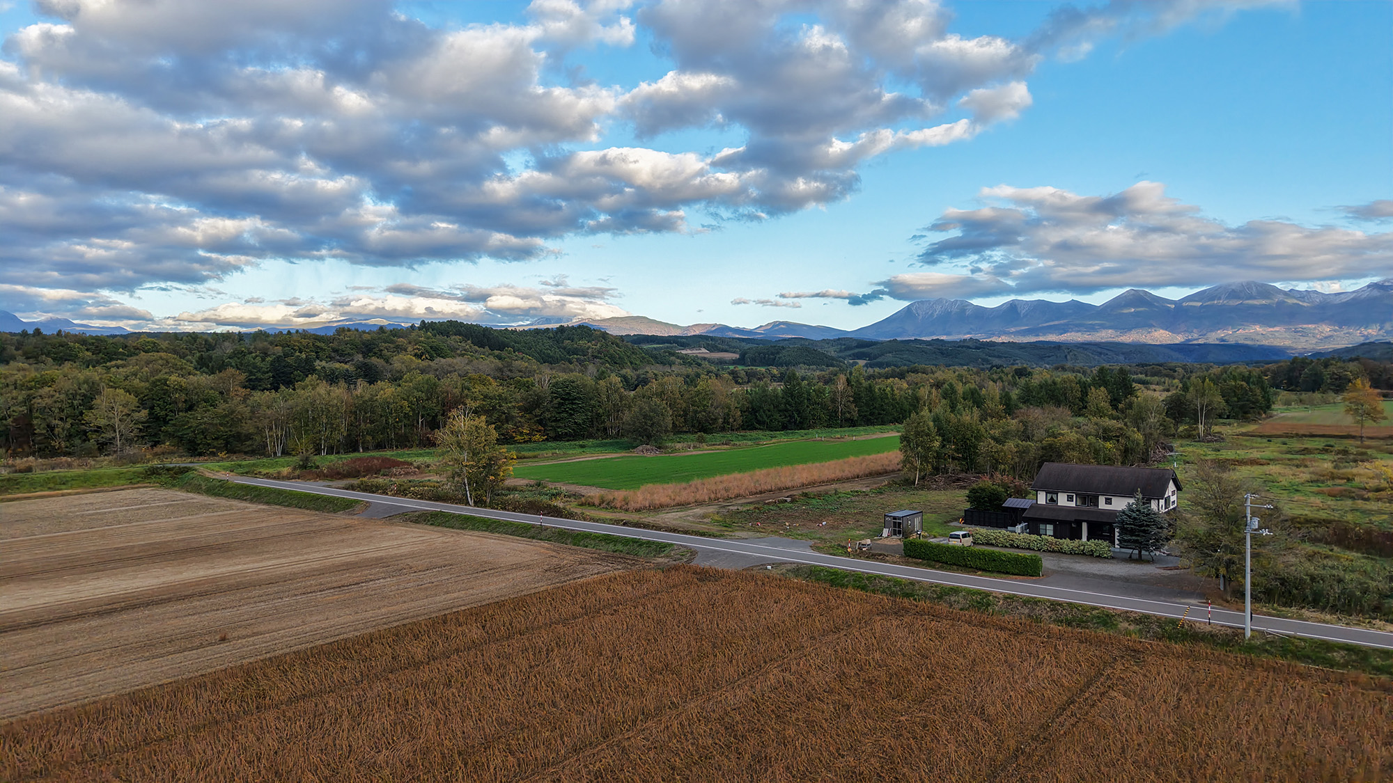 #季節ごとに色を変える畑と山々が織りなす美瑛の風景。
