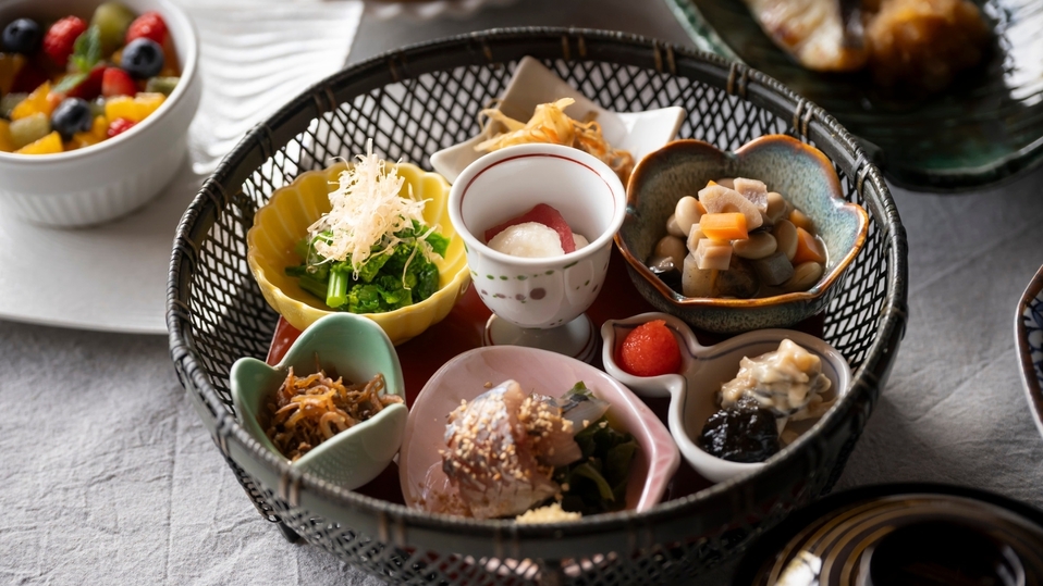 【朝食付き】彩り小鉢の籠盛り含む和朝食と全室露天風呂付客室で温泉を満喫！