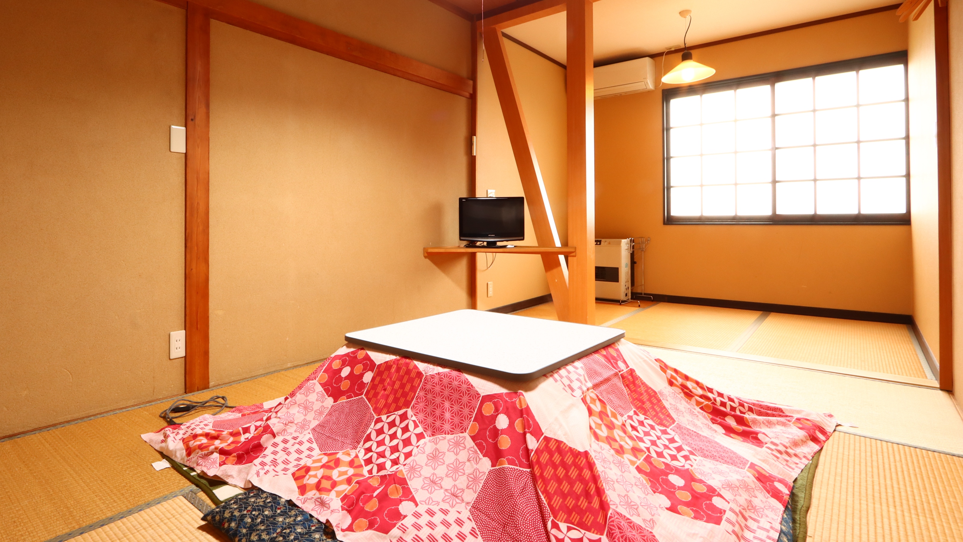 冬はこたつが入ります（お部屋は6畳タイプです)