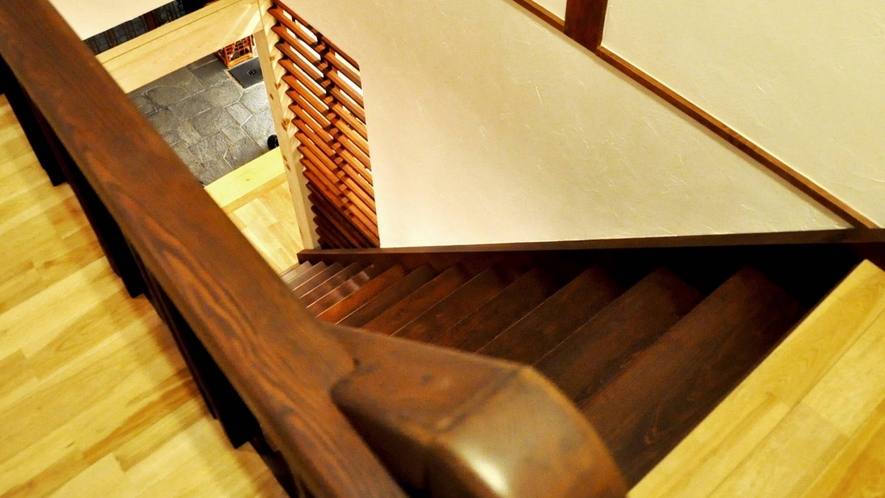 ・大正時代の木造階段は少し急です