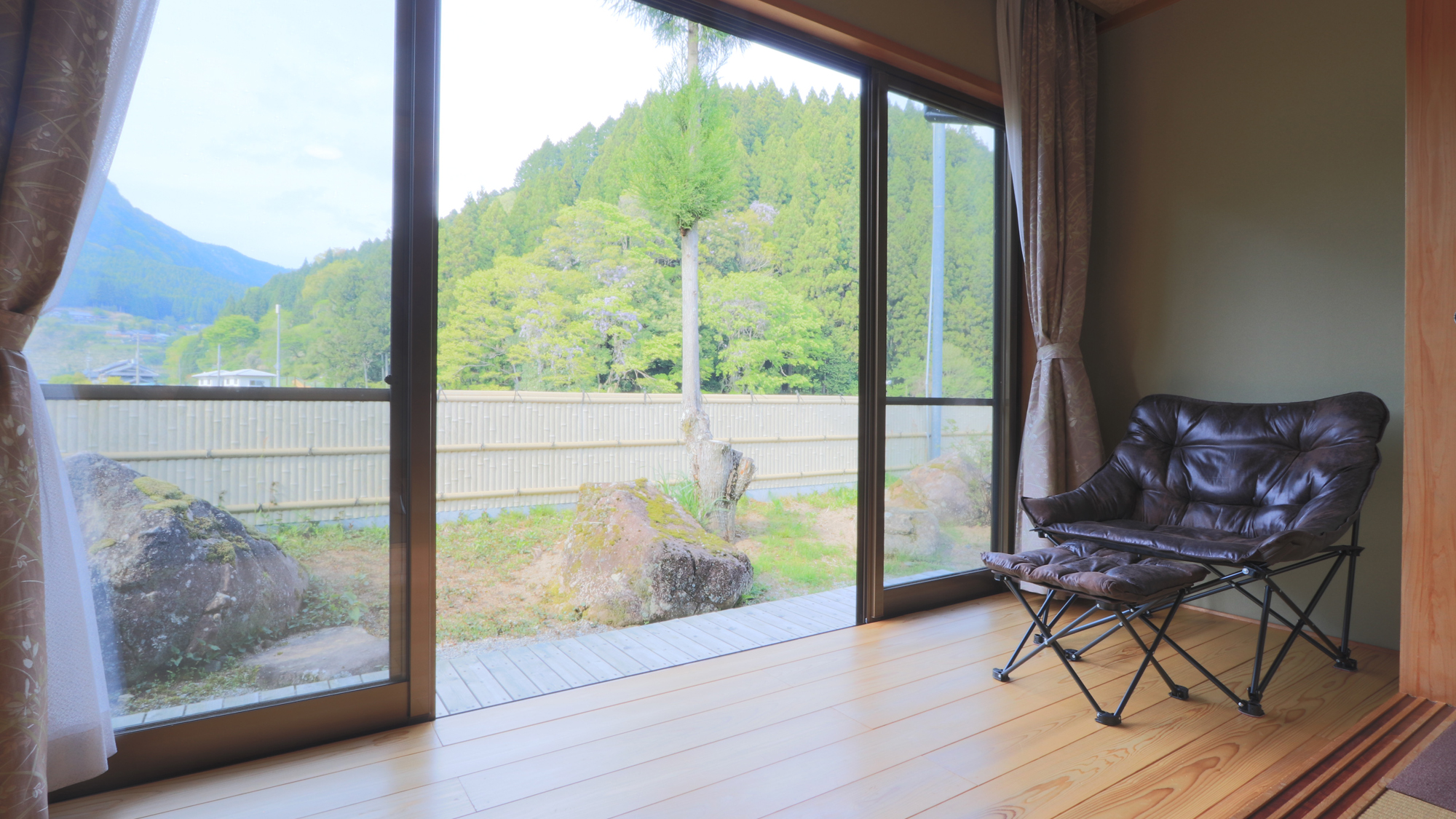 【10畳和洋室ワンちゃん専用お庭付き 】