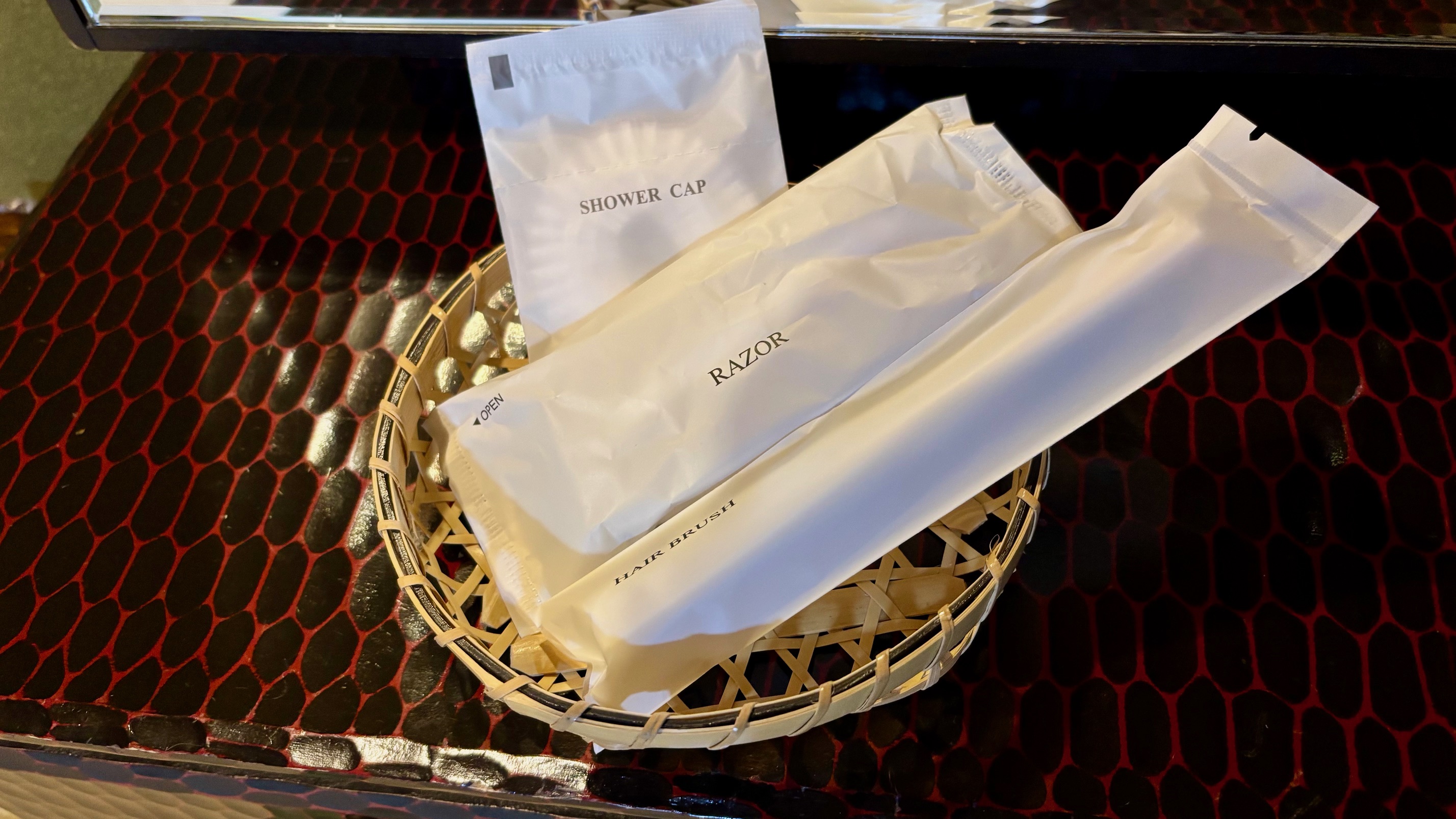 お部屋にアメニティ（ブラシ・シャワーキャップ・カミソリ）を備え付けています