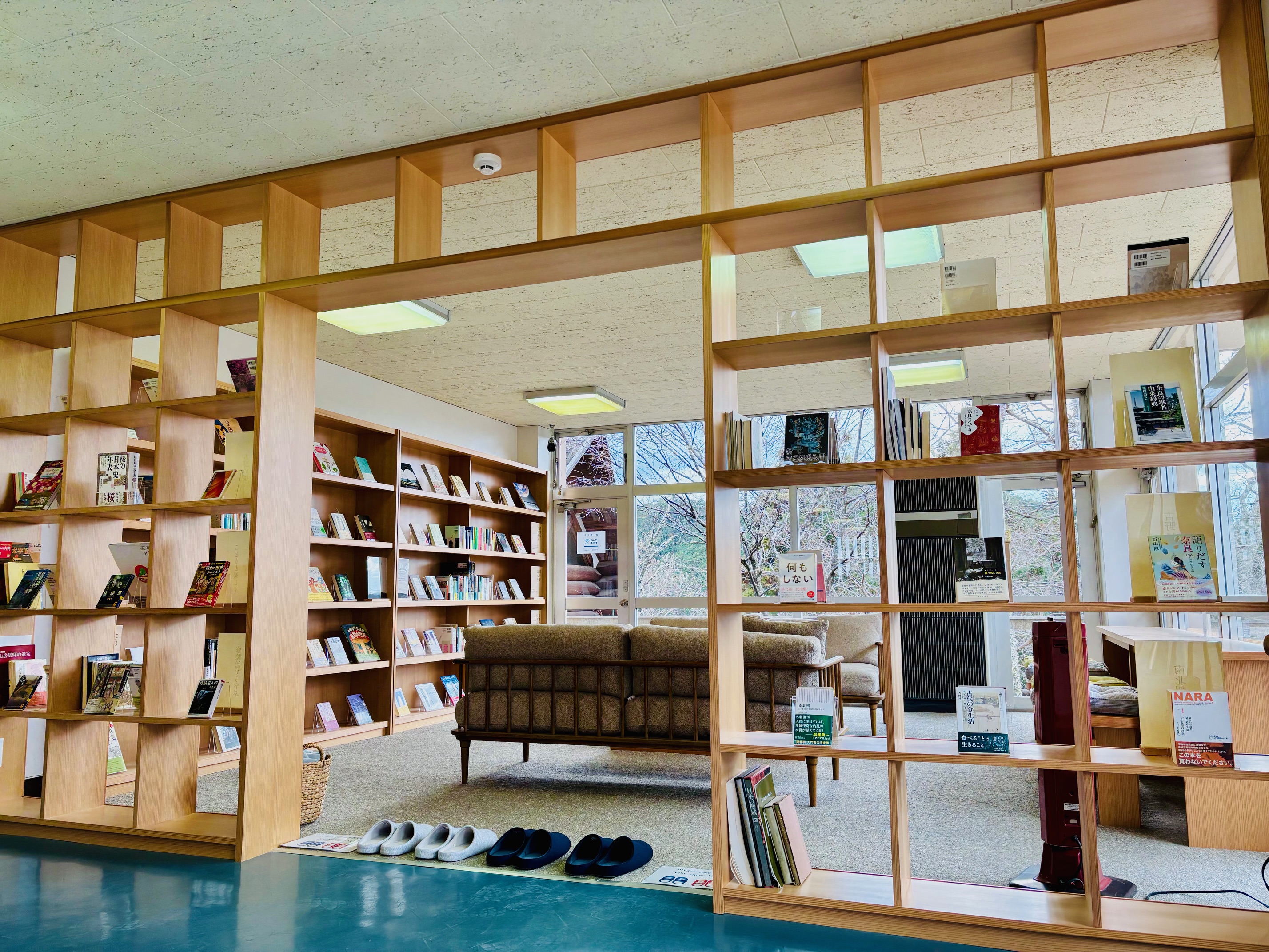 吉野山の図書室「峙（そわ）」リトリートをテーマに沢山の書籍がございます♪当館より徒歩５分ほど