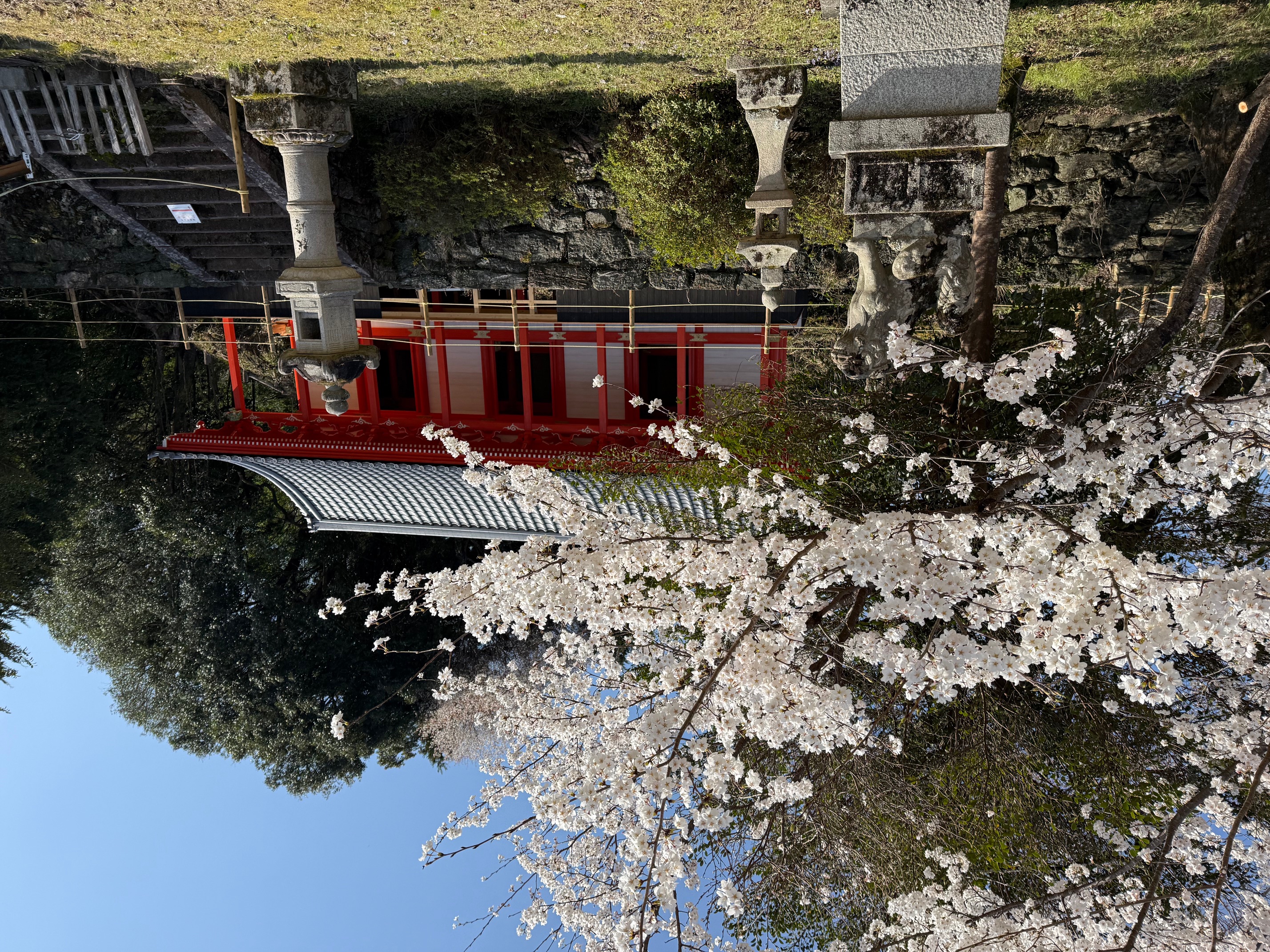 源義経と別れた静御前が境内で舞を舞ったとされる「勝手神社」当館より徒歩１分ほど