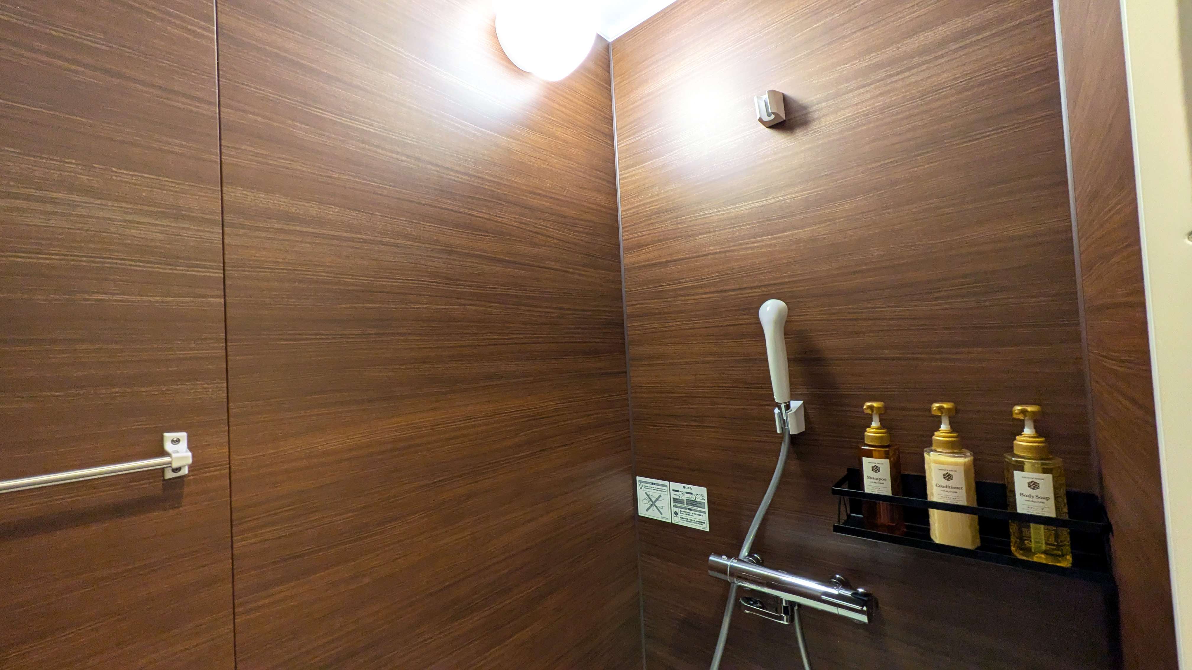 シングルルーム禁煙（シャワーのみ・トイレ付）：客室内のシャワーブースです。