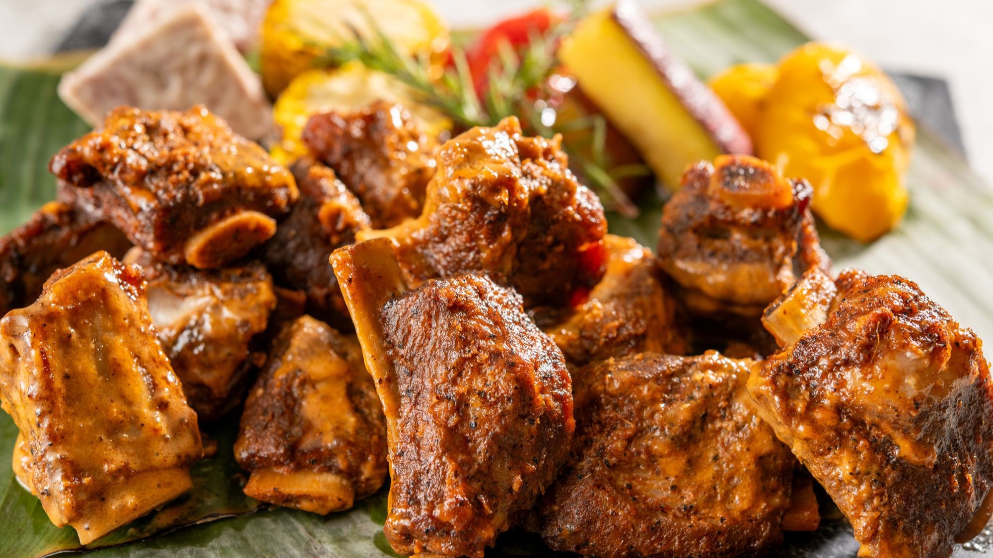 【スペアリブのココナッツバーベキュー　バナナリーフ蒸し焼き】2026年夏ディナーメニュー