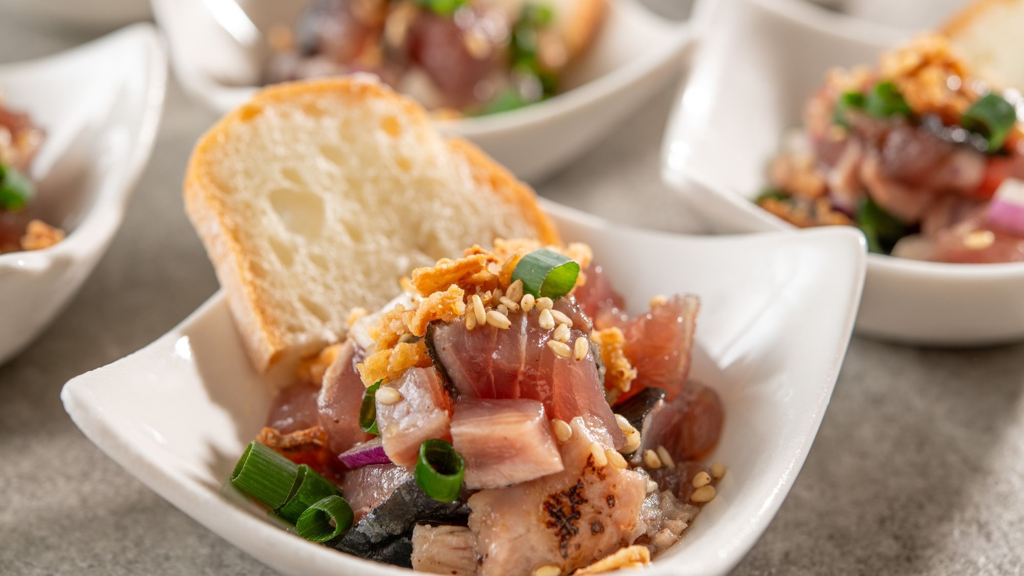 【燻製かつおのスパイシーポキ】2026年夏ディナーメニュー