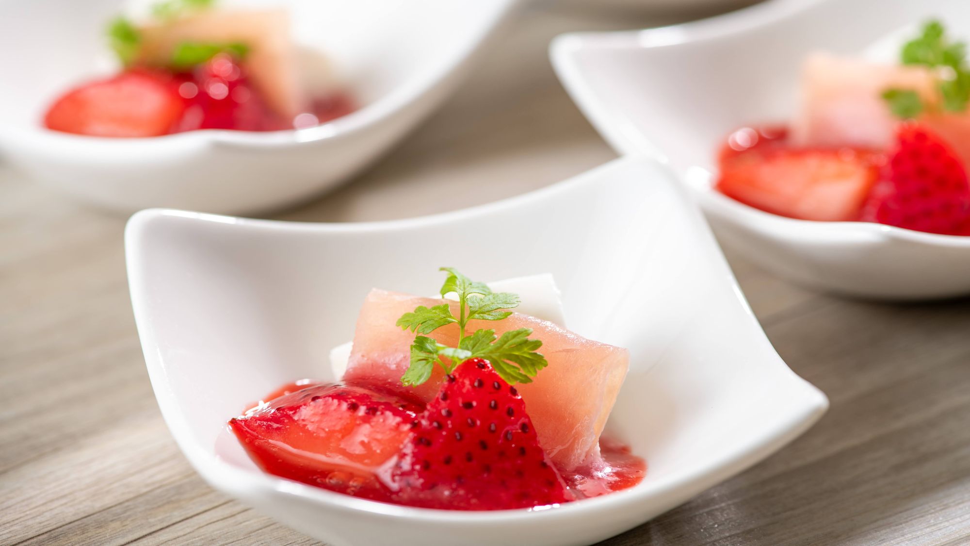 モッツァレラチーズと生ハム　いちごソース