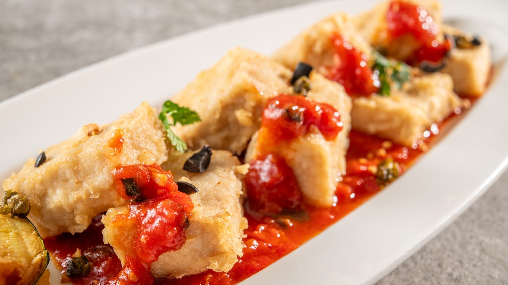 【メカジキのガーリックトマトソース　夏野菜添え】2026年夏ディナーメニュー