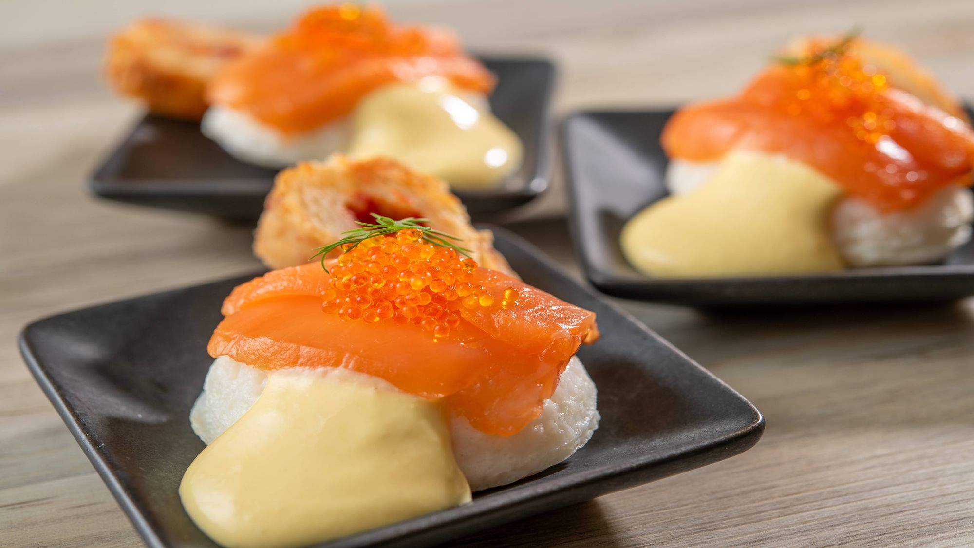 スモークサーモンとたまごのオランディーズソース