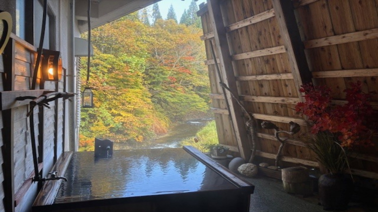 【平日限定】遅着もOK！川のせせらぎとかけ流し温泉に癒される／朝食付