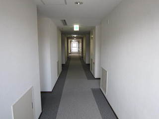 廊下写真２階、４階は禁煙室です