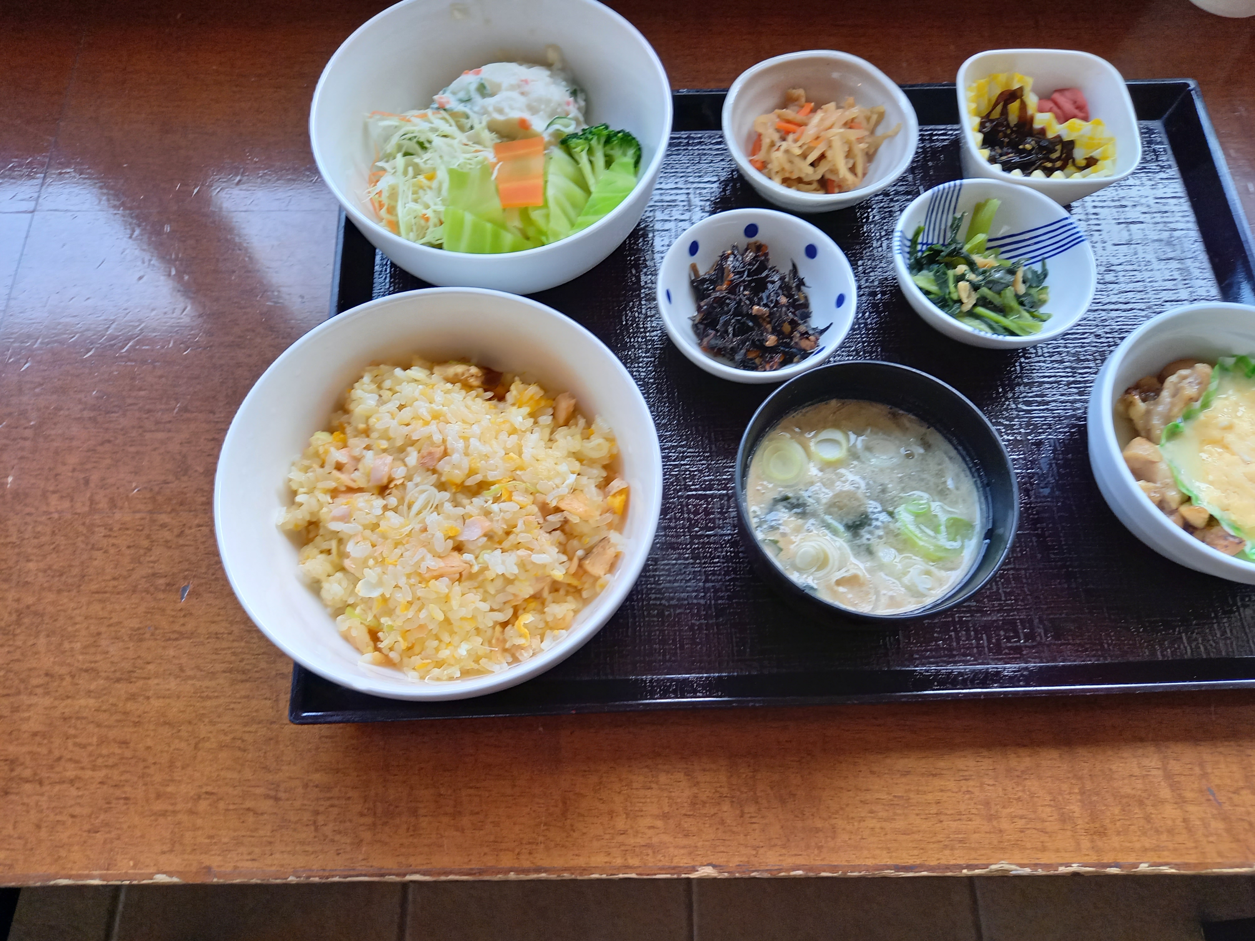 朝食一例　ごくたまにチャーハンも出ますよ♪