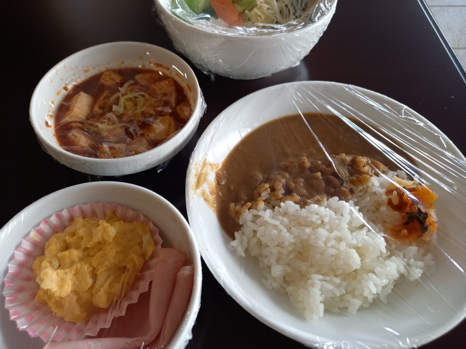 朝食には麻婆豆腐、カレー等ございます