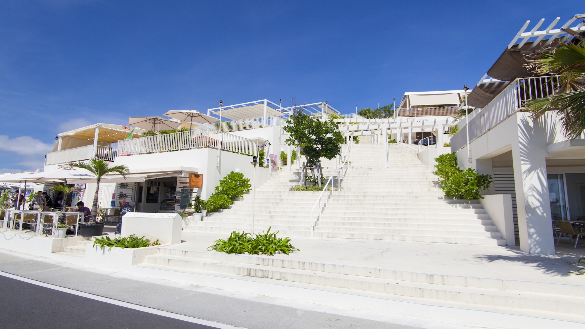 【瀬長島ウミカジテラス】当館から車で約30分