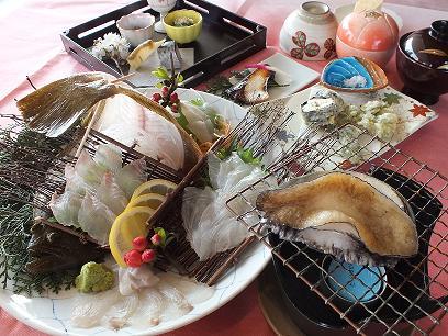 Contoh jamuan makan dengan abalon panggang dan ikan flounder utuh