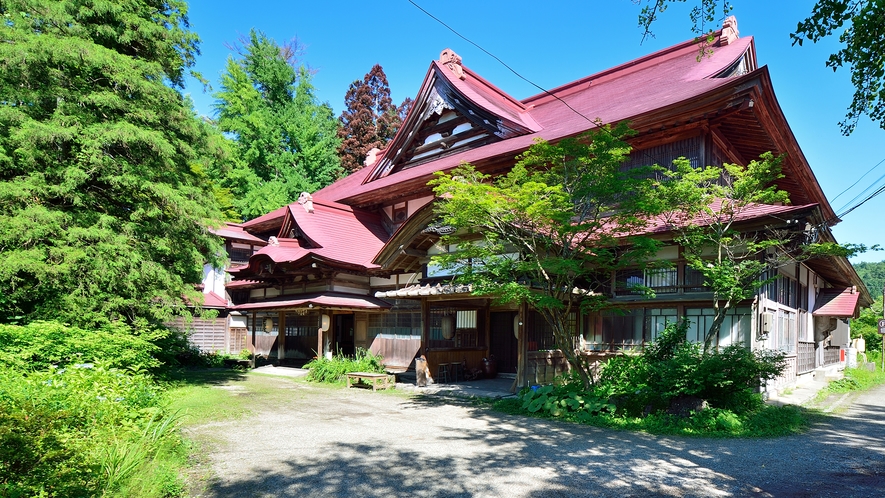 *【外観】伝統的な日本建築の要素が色濃く、平成11年には建物一棟が国指定の「登録有形文化財」に。