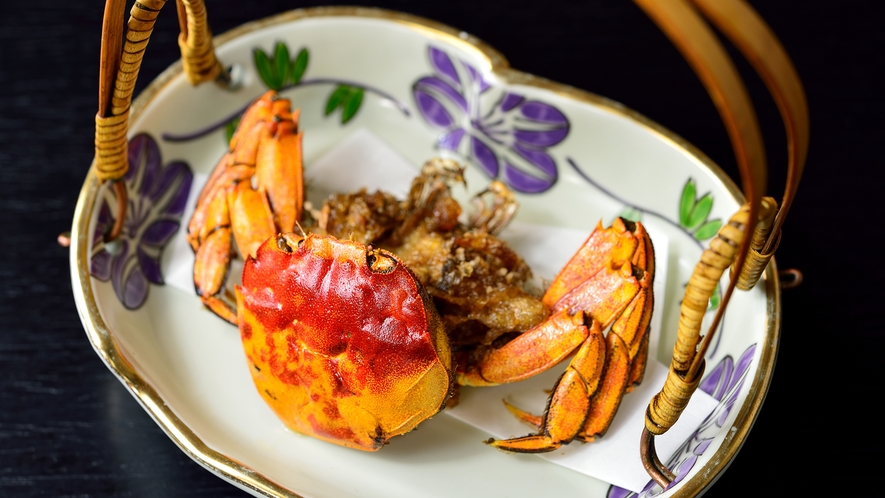 *【夕食一例】川蟹の唐揚げ。香ばしく、凝縮されたカニの旨味が食べ応えのある一品。
