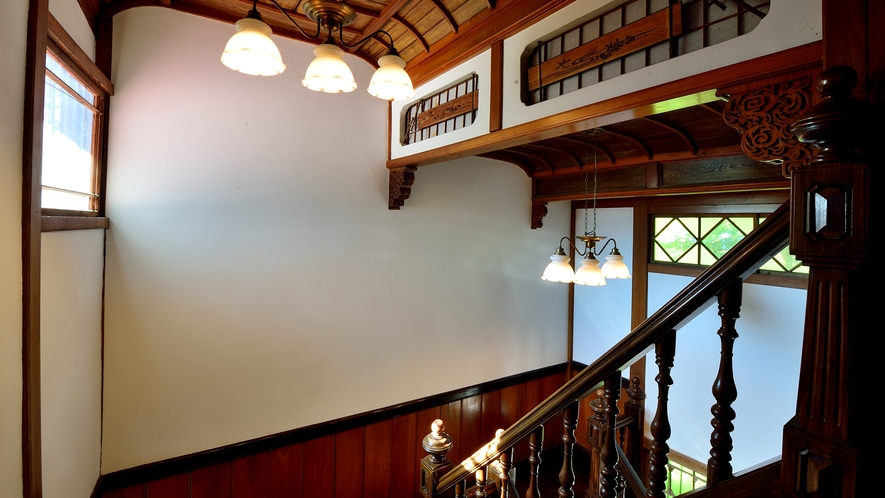 *【館内】伝統日本建築の一つである、織り上げ天井の階段室。