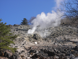 源泉湧く硫黄山