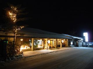 夜の雪化粧の正面玄関