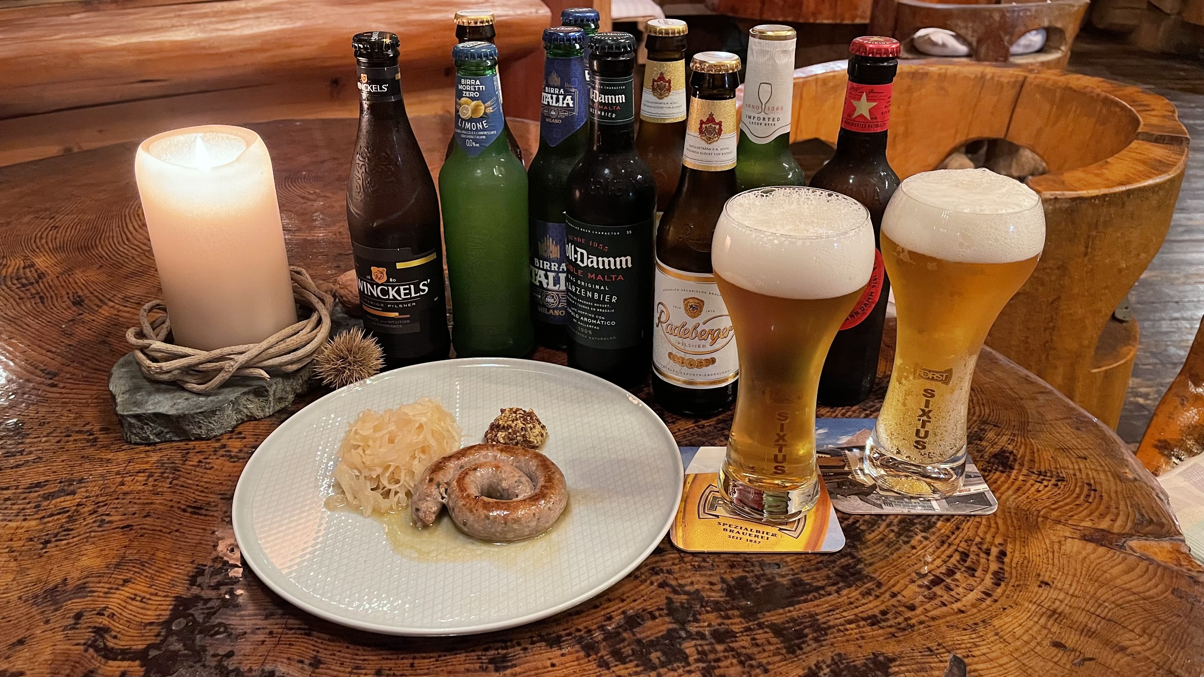  粗挽きのポークに地酒の谷川岳を加えてコクと香り高いミンチを練り上げ 腸詰にして酒蒸しで焼き上げた山路オリジナルの生ソーセージです。 数種類の各国のビールをセレクト。 その中からお好きなビールを一つお選びいただき ソーセージと共にお楽しみください アルコール苦手な方はソフトドリンクでもOKです