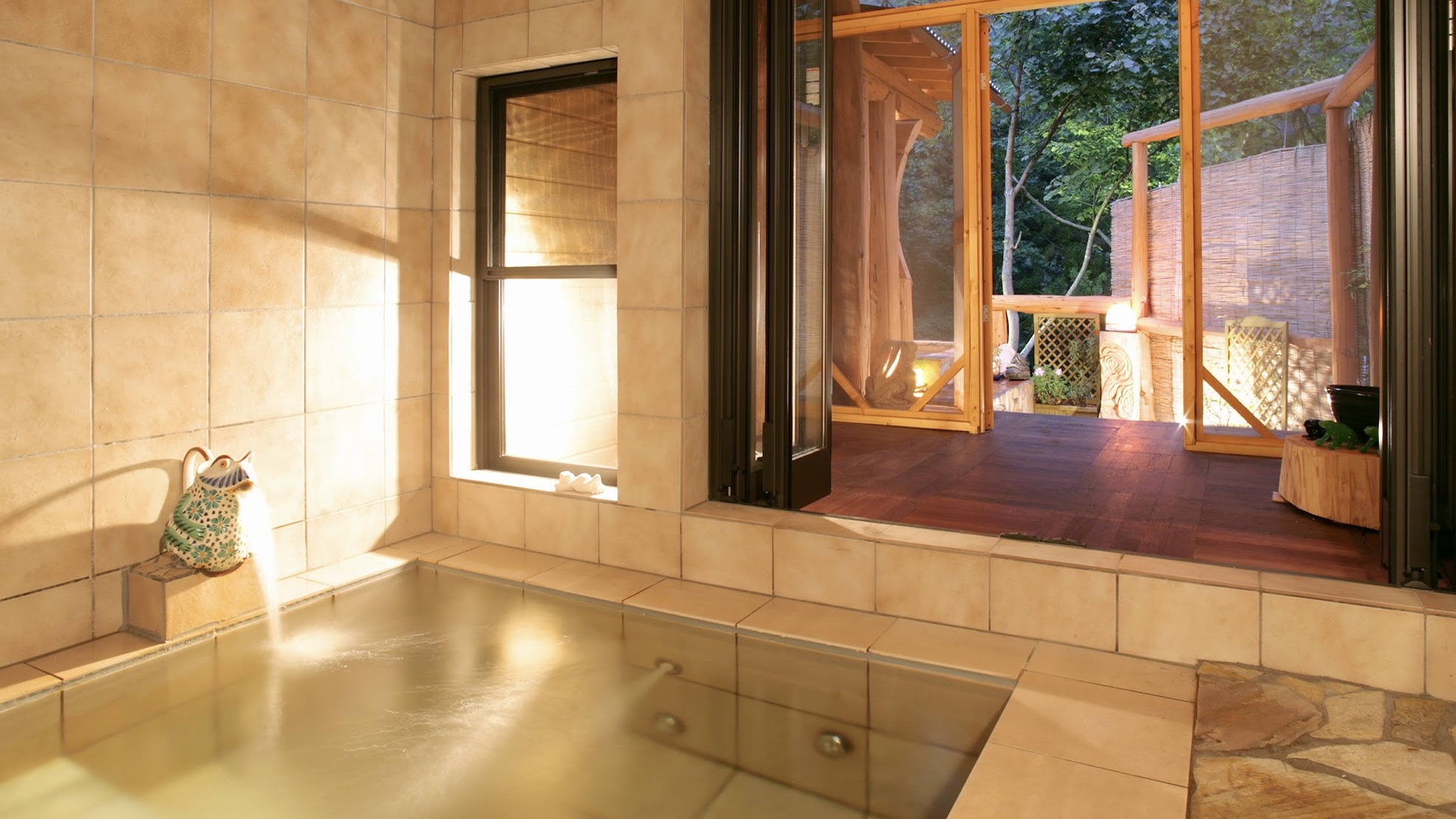 お風呂は眼下に「森」その先に「利根川」と日頃の疲れをいやす大自然のヒーリングがいっぱいです。。湯は麦飯石を使った循環式人口ミネラル温泉。御入浴はinから23時　朝5時～7時です。24時間風呂ですが他のお客様の迷惑になりますので夜中の入浴はお断りしています。（冬季はナイター営業に合わせて24時まで）お風呂にはボディーソープ　リンスインシャンプーをご用意しています。共同利用のドライヤーも有ります