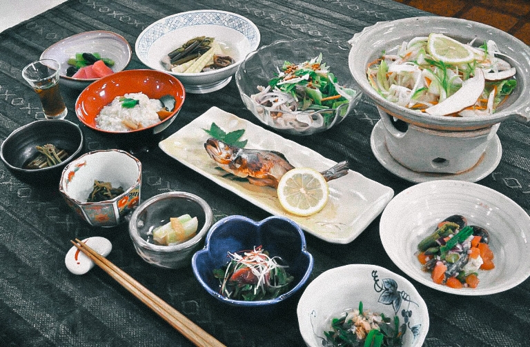 ＜土祝日プラン＞夕食付高原山菜和食コース料理 + 白樺林露天風呂付公共温泉