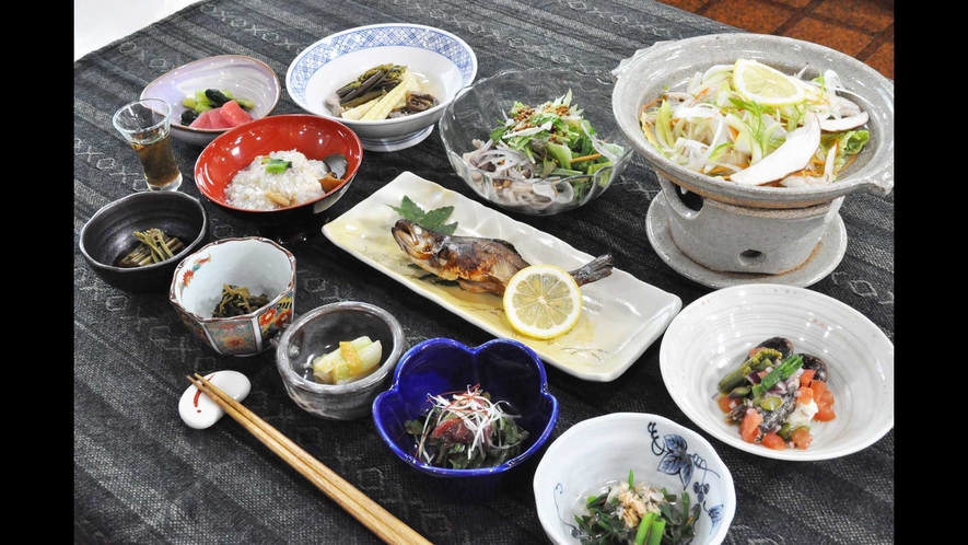 【ご夕食】奈川の地物食材をふんだんに使った手作り料理です。
