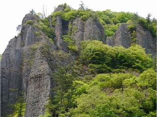 緑と奇岩、柱石
