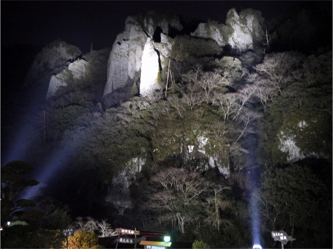 闇夜に浮かぶ奇岩、柱石の絶景を当館よりご覧頂けます！まさに絶景！！