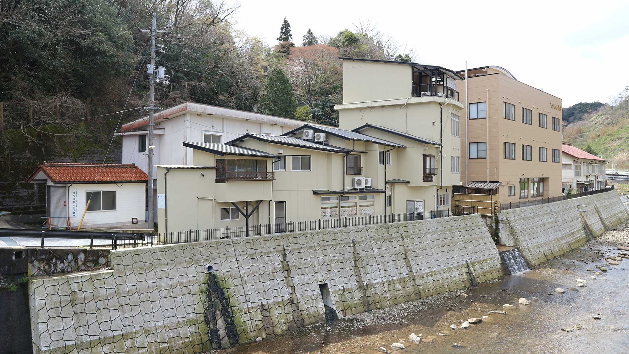 ・【お風呂】春になると窓から桜が見えます