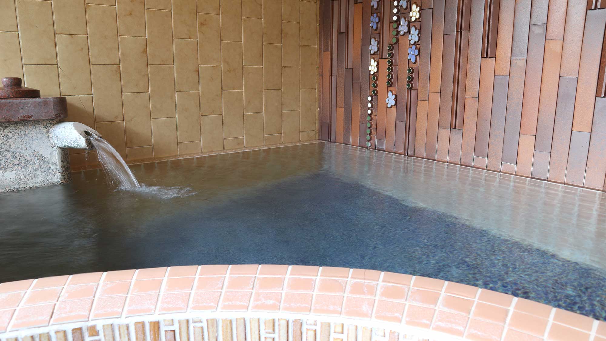 ・当館のお風呂は、100％源泉かけ流し天然温泉。美肌の湯に必要な成分のPHはなんと9.8という高さで、無色透明のトロトロ、ツルツル、スベスベの湯は一度入ったら忘れられない肌触りです。美又川沿いに江戸時代末期に発見され、温泉ファンが「本当は教えたくない温泉」と呼ぶ名湯。美肌の湯と同様に、湯治としても有名です。