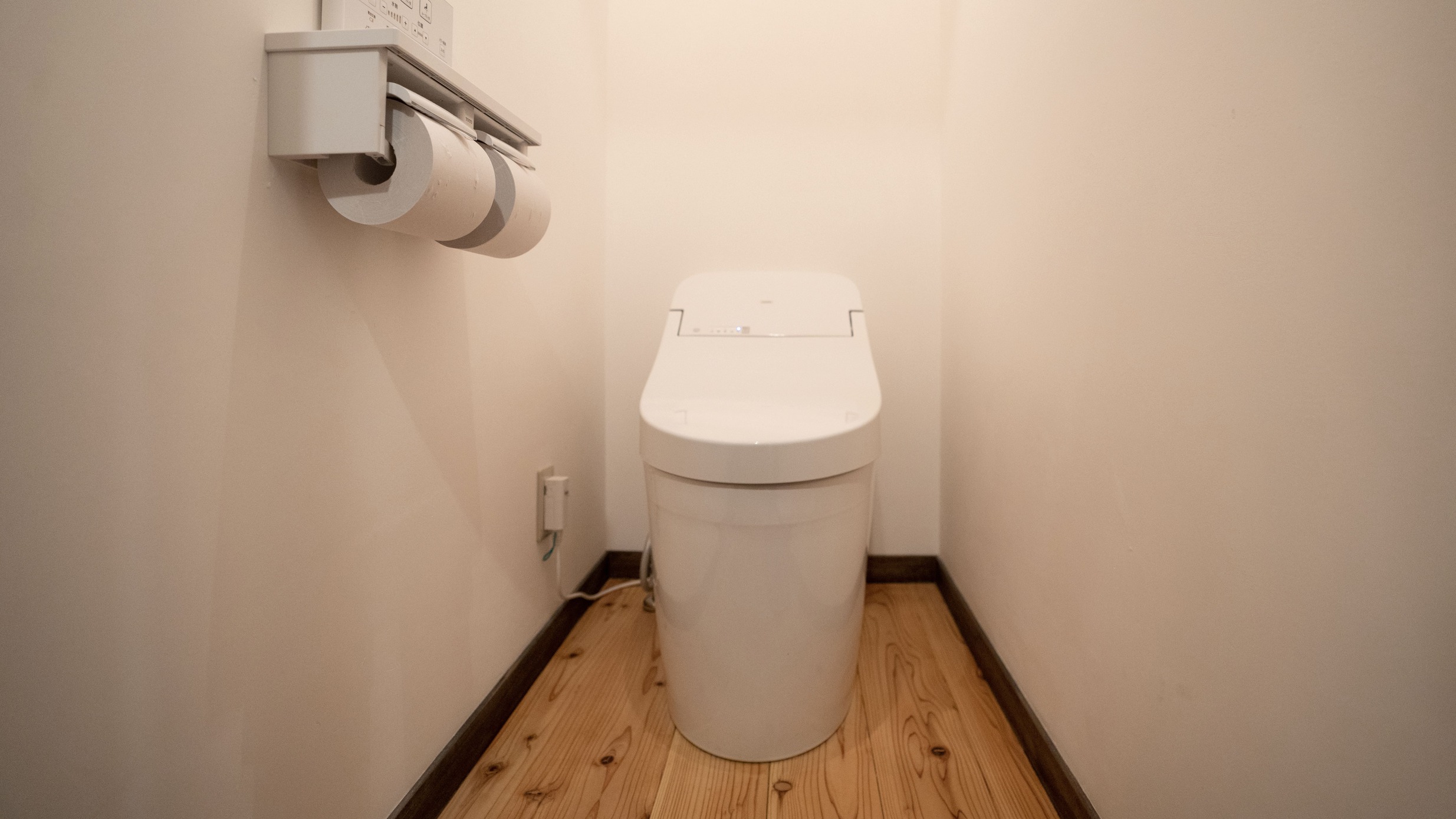 【本館トイレ付（9-15畳）】無垢材をふんだんに使ってリニューアルしました