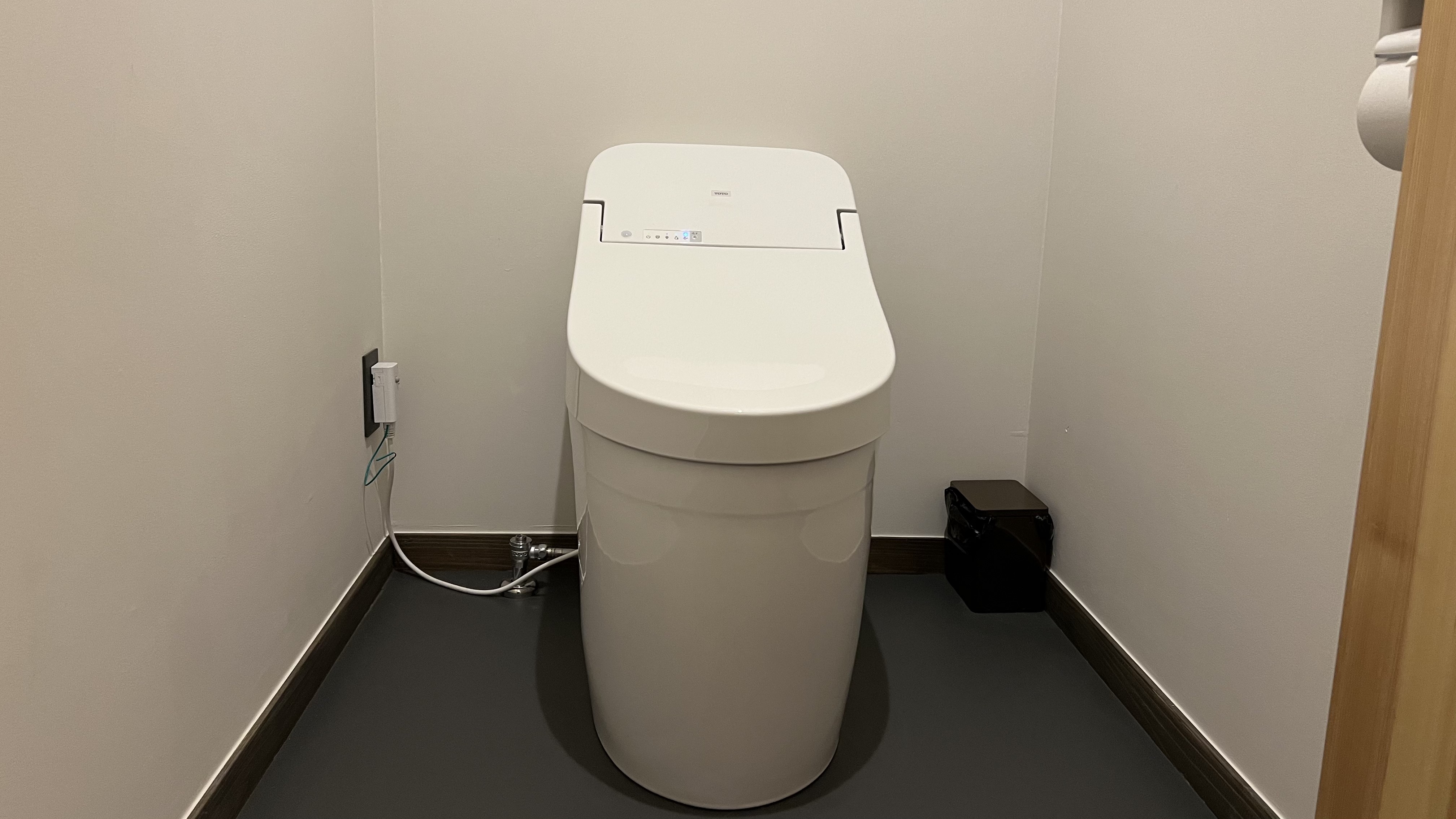 【本館　共用トイレ】このたびリニューアルしました。最新式のウォシュレットトイレです。