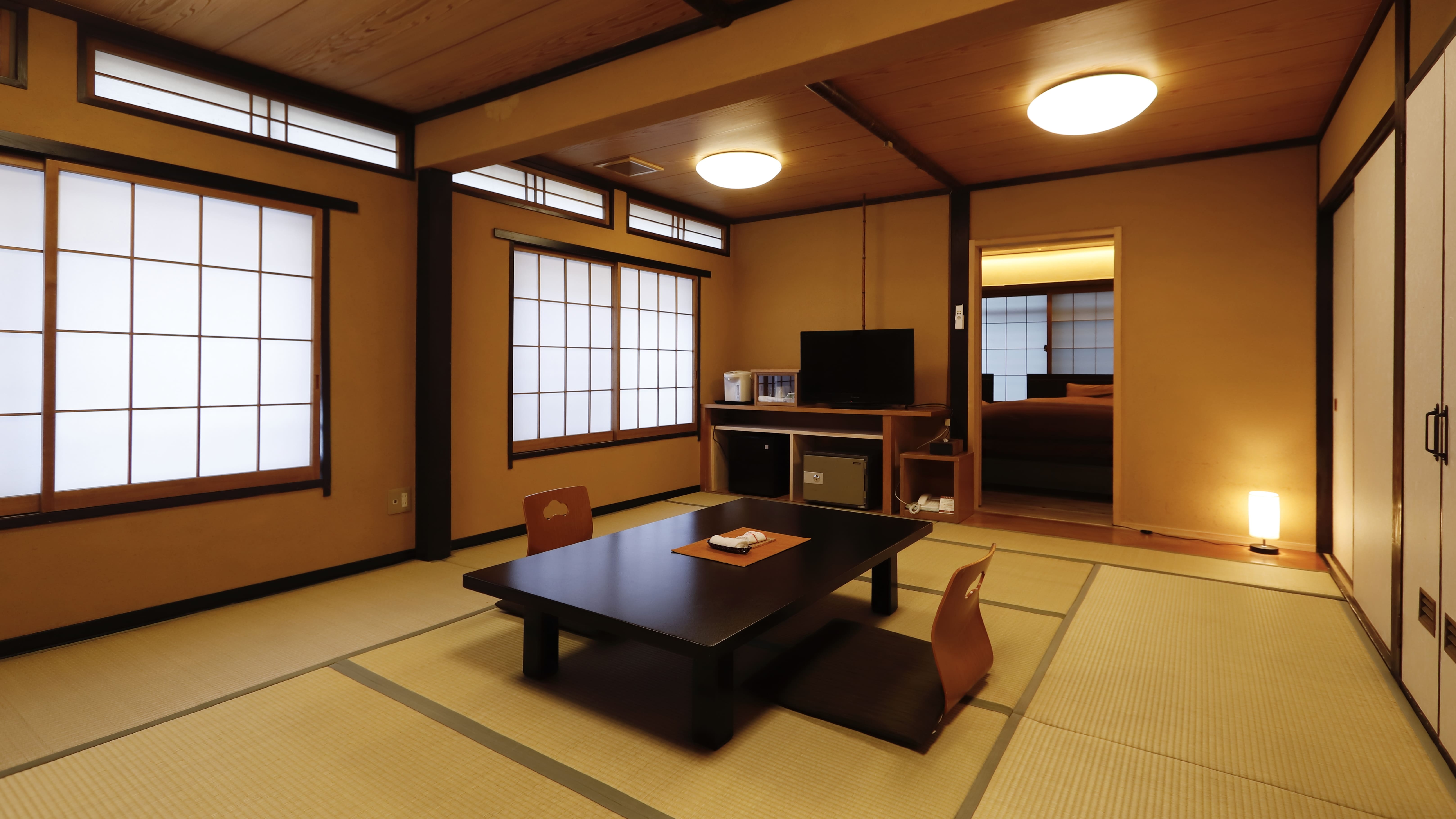 【本館和洋室トイレ付(11畳+セミダブル・ツイン)】11畳の和室に寝室がついています