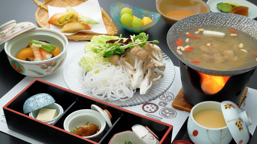 【一汁五菜 ヘルシープラン】特製の薬膳鍋を中心に胃腸に負担をかけないほど良い量のお食事です。連泊にも