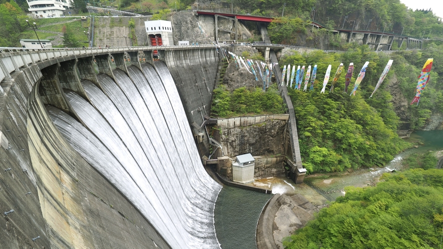 春_鳴子ダム　５月の連休時は雪解け水も多く観光放流が楽しめます