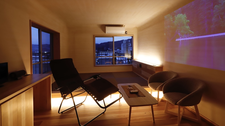 【湯治館401洗面・トイレ共用】 夜になるとシュールな東鳴子温泉街の夜景が楽しめます