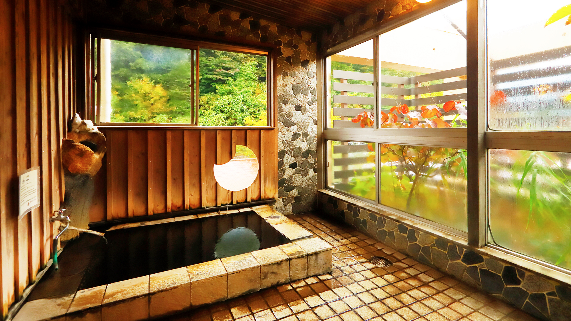 【陰の湯】4階の貸切風呂。ローカル線を眺めながら湯あみができる。温泉と×水晶の浄化力でパワフル!