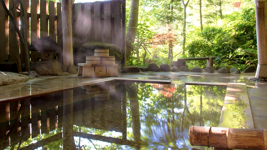 【極上の貸切露天風呂 母里の湯】母里の湯は四季を通じて、温泉浴と自然浴が楽しめます