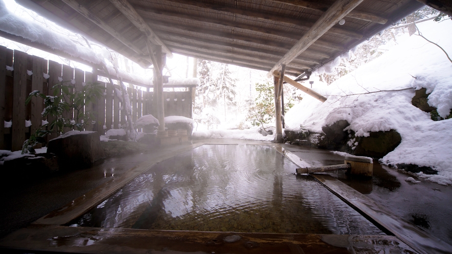 【極上の貸切露天風呂　母里の湯】冬の母里の湯は、一面雪の中で心身が浄化される極上の湯あみが楽しめます