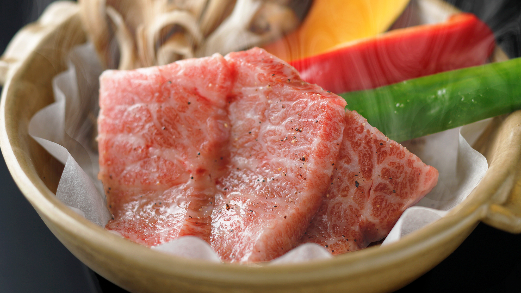 【仙台牛の陶板ステーキ】宮城といえば、仙台牛ですね。季節の野菜とともにお召し上がりください