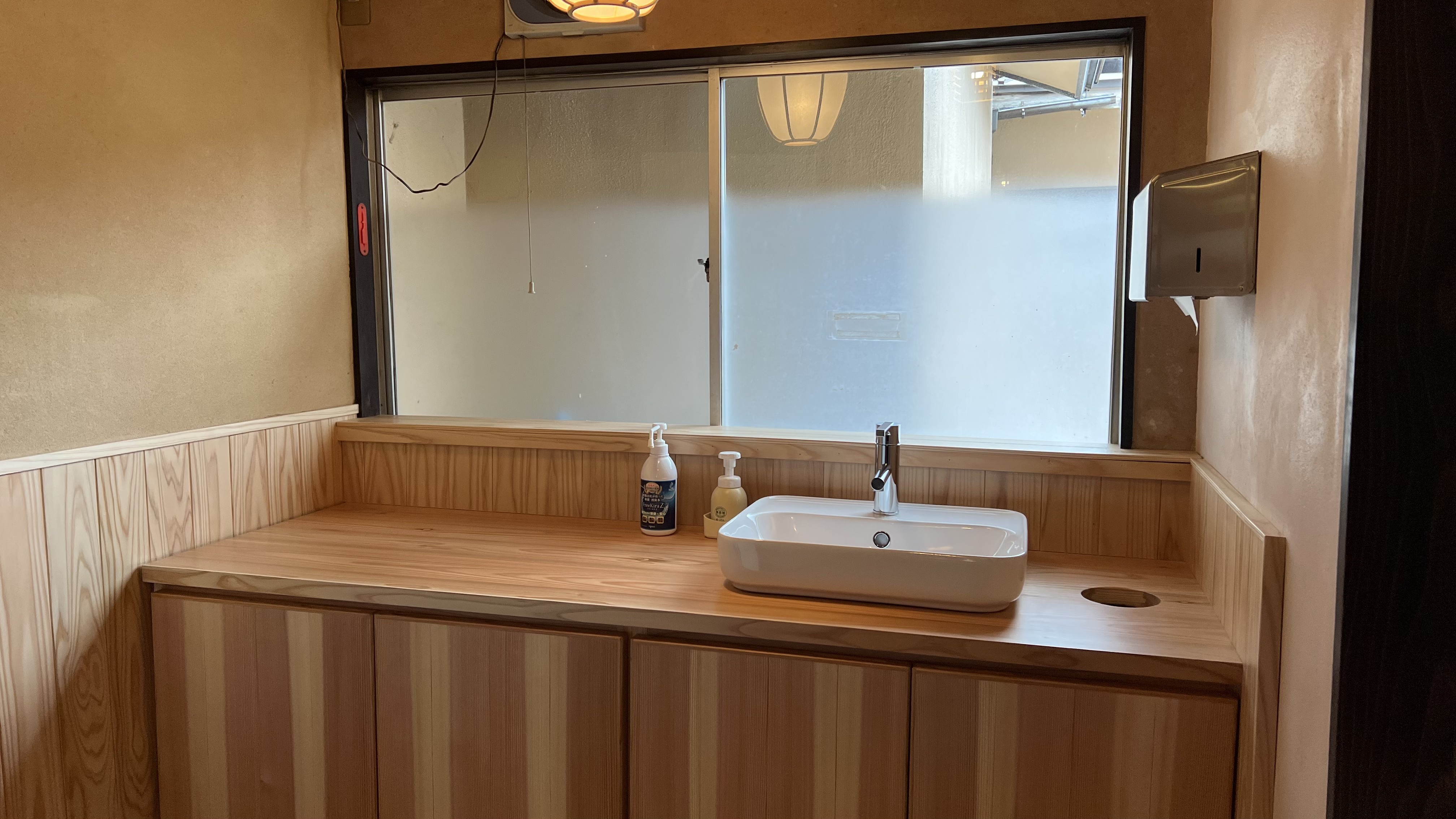 【本館 共用洗面】このたびリニューアルしました。無垢材を使って使いやすいシンプルないデザインとなって