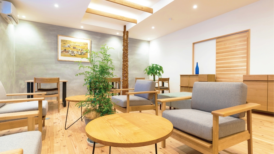 【ラウンジ ささらぎ】宿が所有する杉山の木材を使ってリノベした多目的ラウンジ。Wi-Fi環境も抜群