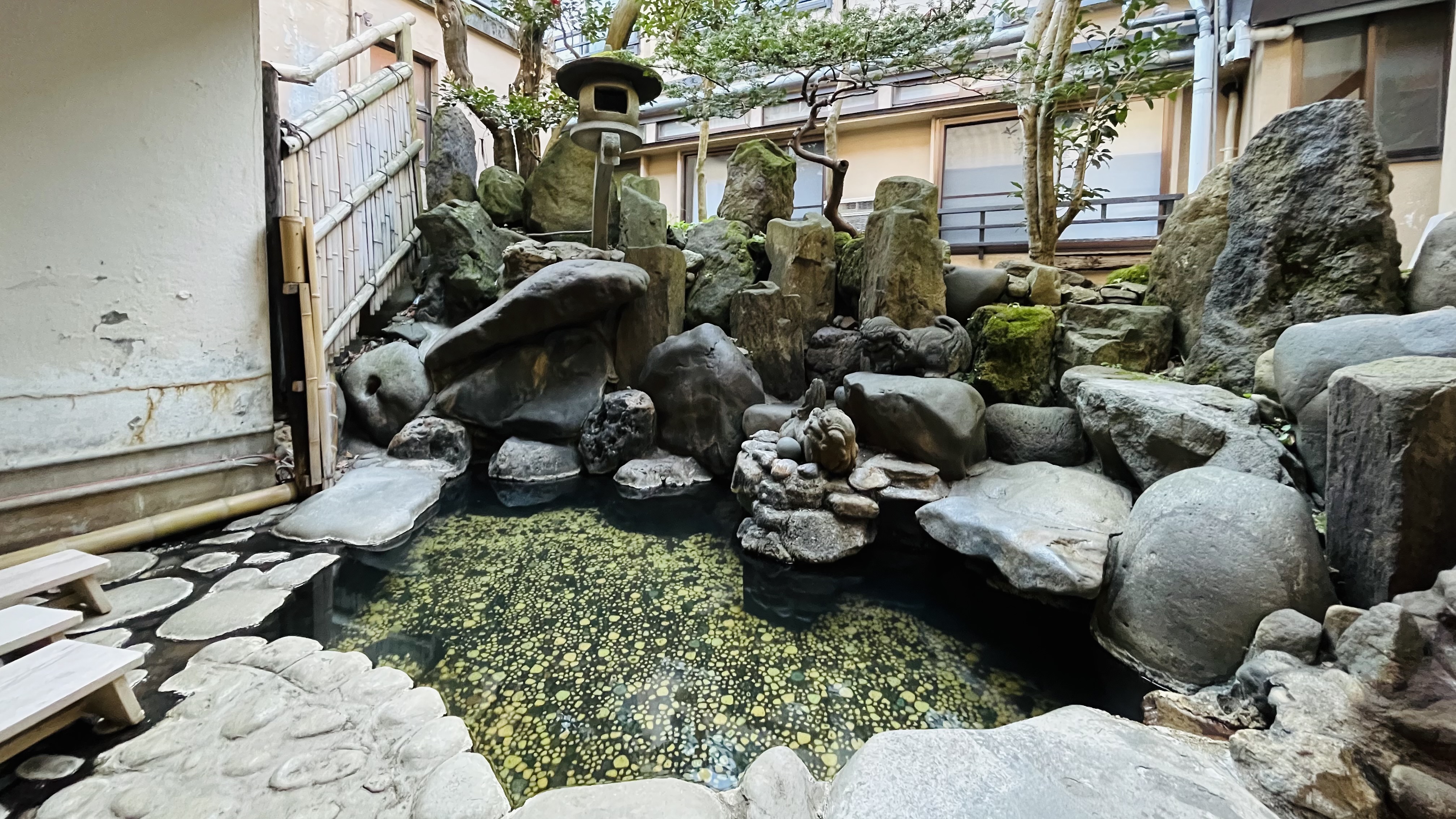 【石割の湯】大正時代からの石組みが美しい内庭露天風呂。現在は足湯でご利用いただいております