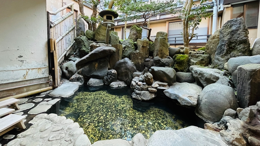 【石割の湯】大正時代からの石組みが美しい内庭露天風呂。現在は足湯でご利用いただいております